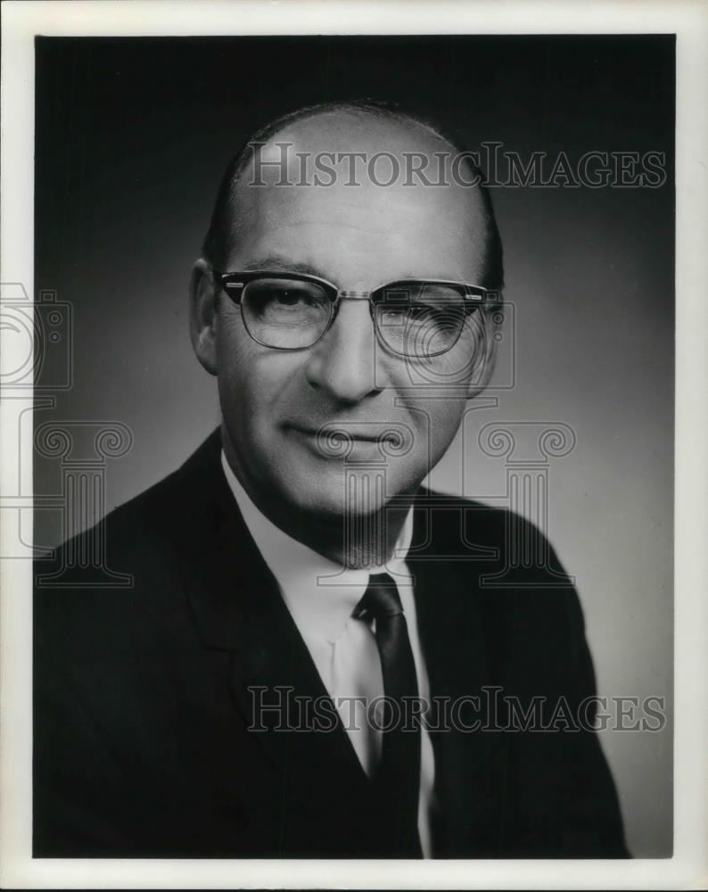 1971 Press Photo Byron W. Hill V. P. Gen. Personnel Mgr Kraft Foods - cvp21217 - Historic Images