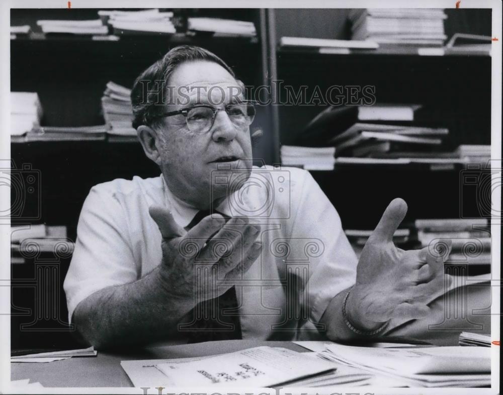 1977 Press Photo Dr Donald F Mulvihill Marketing Director of Kent State Univ - Historic Images
