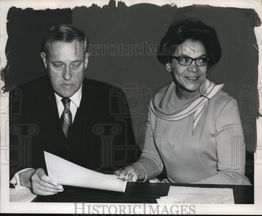 1970 Press Photo Mercedes Frances Deiz and Gov. Tam McCall - ora12668 - Historic Images
