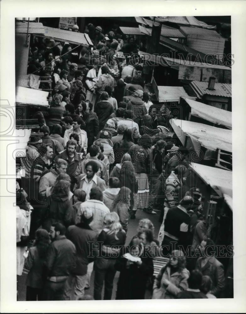 1982 Press Photo Christmas Bustle at the Saturday Market - ora37882 - Historic Images