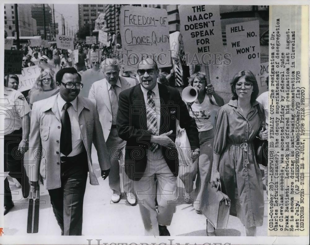 1978 Press Photo Protestors protesting the busing of Cleveland school students - Historic Images