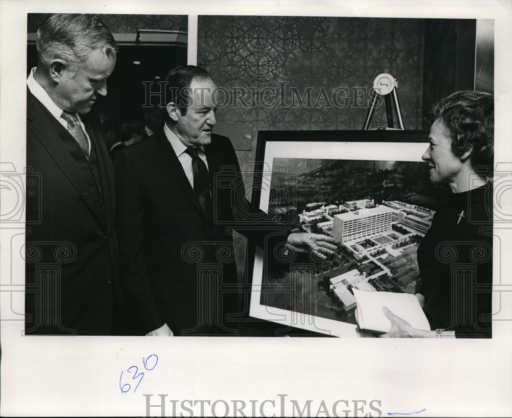 1970 Press Photo Hubert Humphrey talked w/ Sis. Mary Laureen - ora39171 - Historic Images