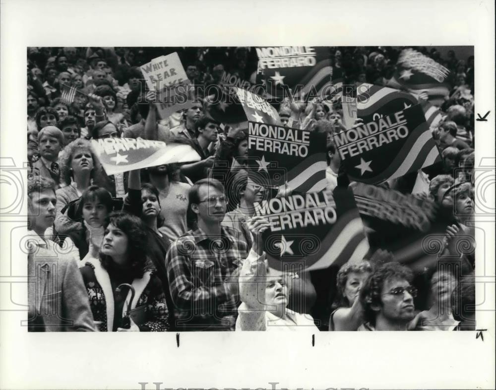 1984 Press Photo Crowd at Youngstown State University for Walter F Mondale - Historic Images