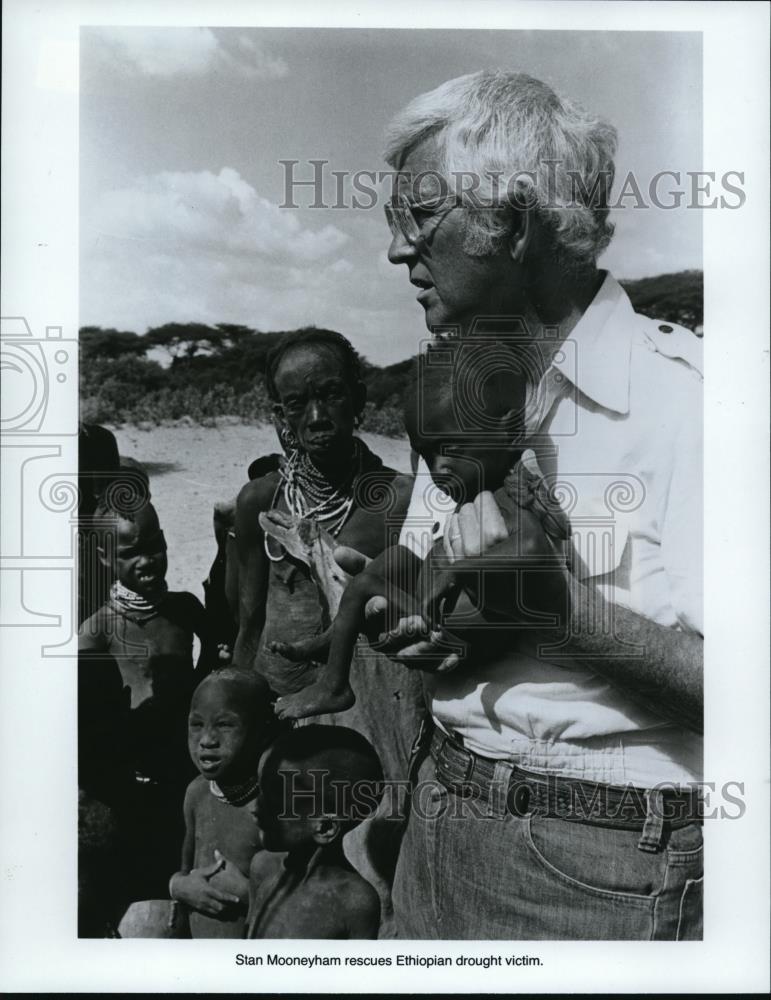 1981 Press Photo Stam Mooneyham rescues Ethiopian drought victim - Historic Images