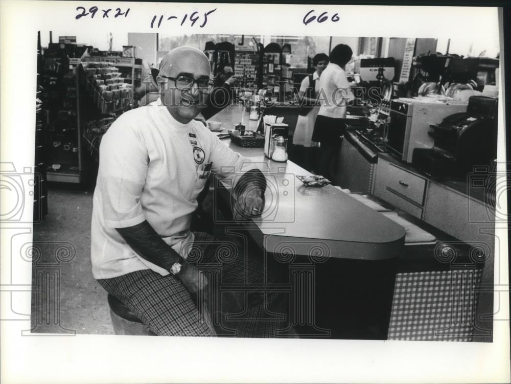 1979 Press Photo Pharmacist Dick Dowsett, owner of Gresham Rexall - ora22459 - Historic Images