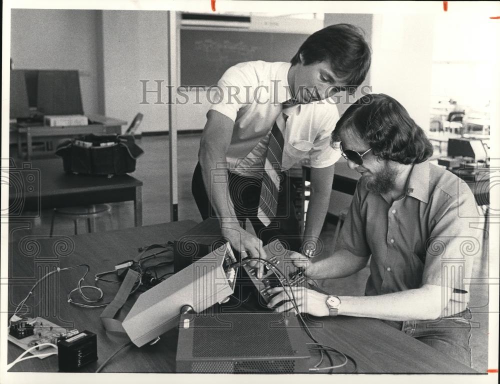 1981 Press Photo Blind Engineering student at CSU learning how to use machine - Historic Images