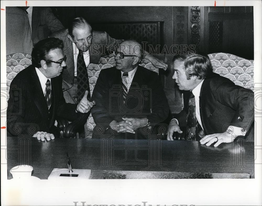 1977 Press Photo Mayor Ralph J. Perk, Anthony Granata, Sebastian Lupica &amp; Witt - Historic Images