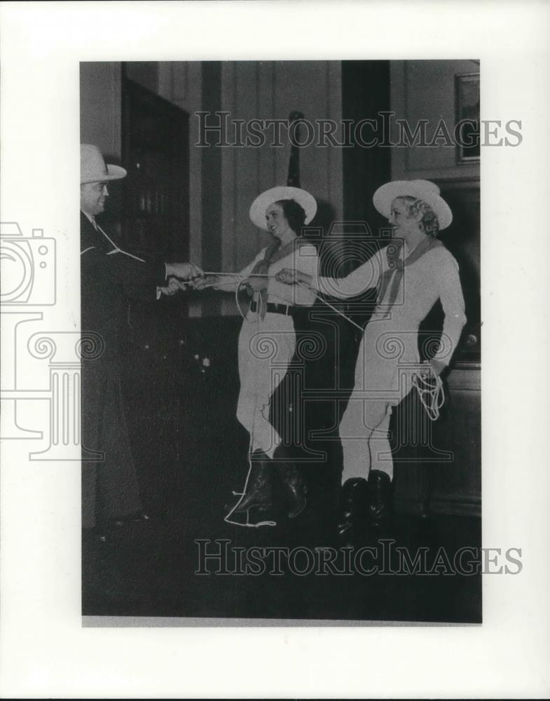 1984 Press Photo J. Edgar Hoover Director of the FBI with Cowgirls - cvp21964 - Historic Images