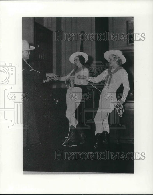 1984 Press Photo J. Edgar Hoover Director of the FBI with Cowgirls - cvp21964 - Historic Images