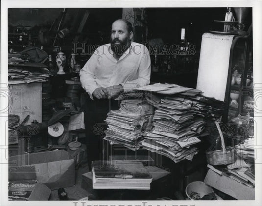 1977 Press Photo George Ostero, compiling memorabilia of historical significance - Historic Images