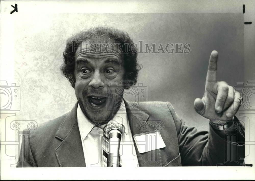 1982 Press Photo Don Scobel at Statler Office Tower - Historic Images