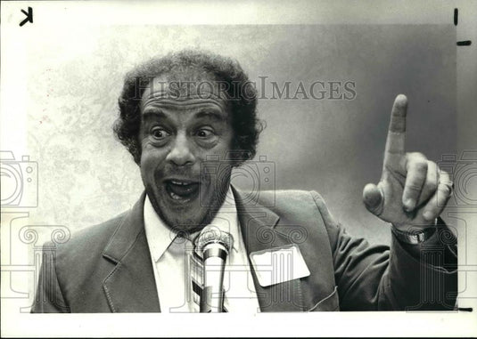 1982 Press Photo Don Scobel at Statler Office Tower - Historic Images