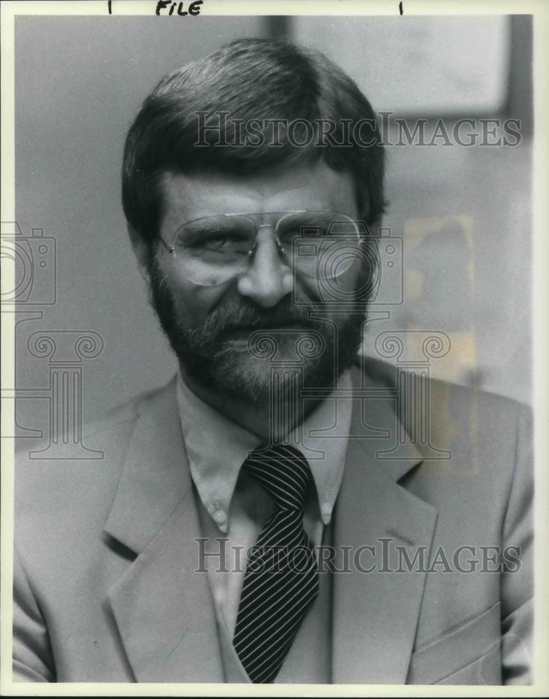 1983 Press Photo W Martin Hiller Executive Director of Free Medical Clinic - Historic Images