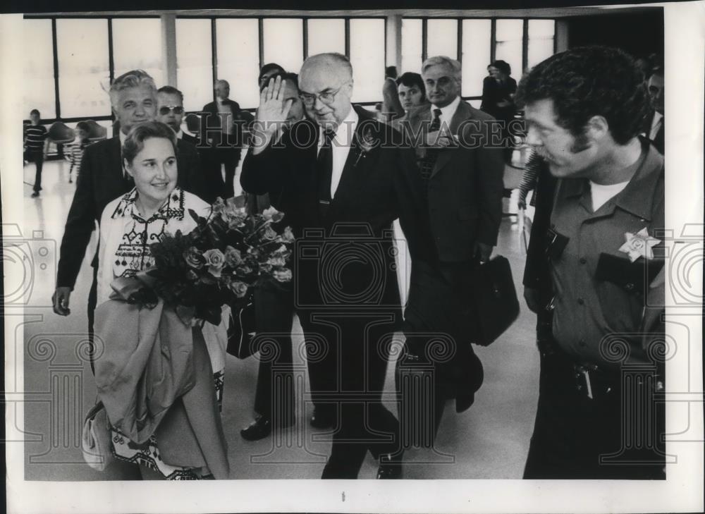 1975 Press Photo Anatoly Dobrynin, ovet ambassador to the United States and wife - Historic Images