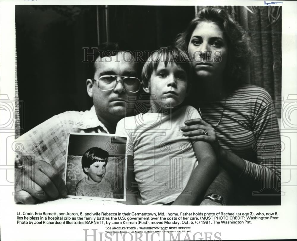 1981 Press Photo Lt Cmdr Eric Barnett, Aaron & wife Rebecca hold pic of Rebecca - Historic Images