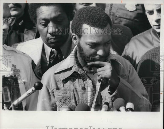 1977 Press Photo Cory C. Moore with the reporters - Historic Images