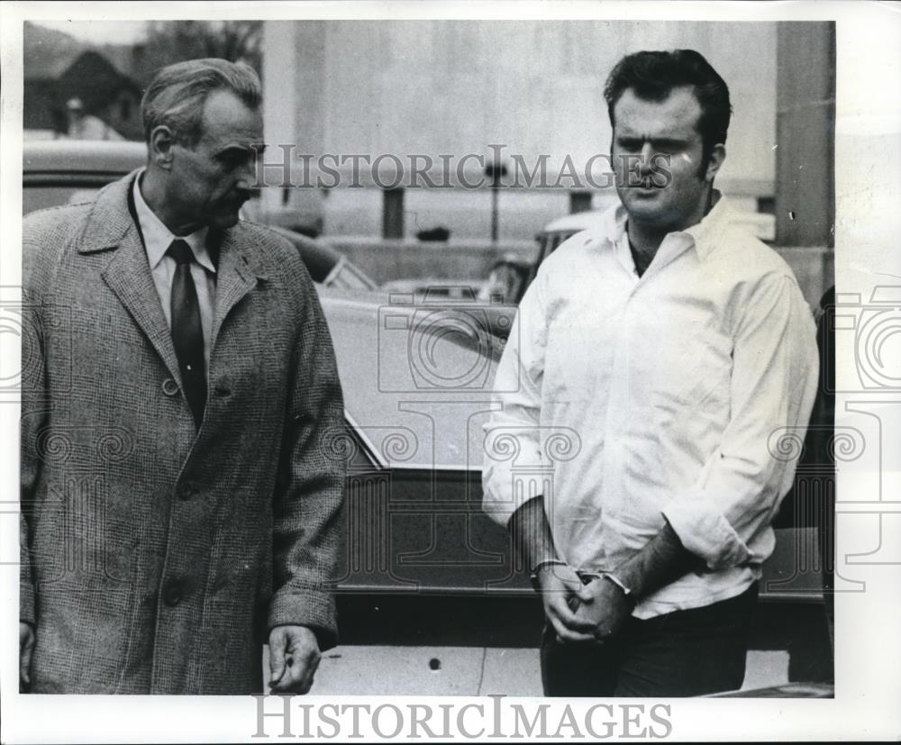 1971 Press Photo Michael Beer in custody for murder, caught in Idaho - ora02318 - Historic Images