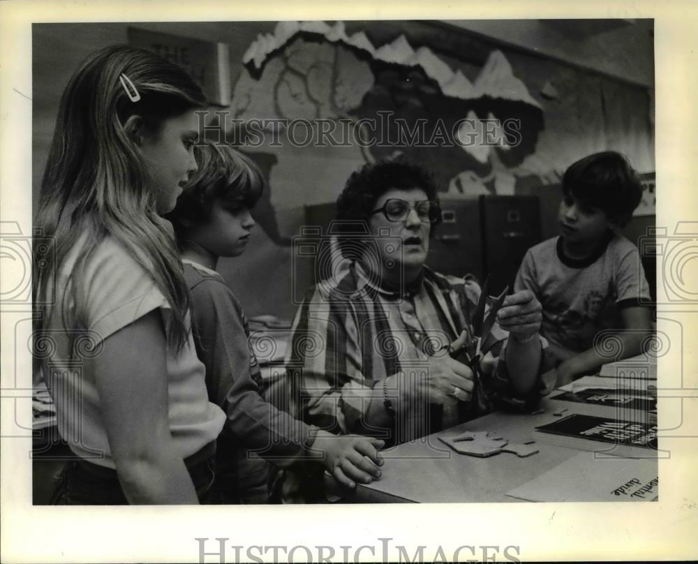 1980 Press Photo Mary Kohl w/ students Shannon Rosenkranz &amp; Lance Rudge - Historic Images