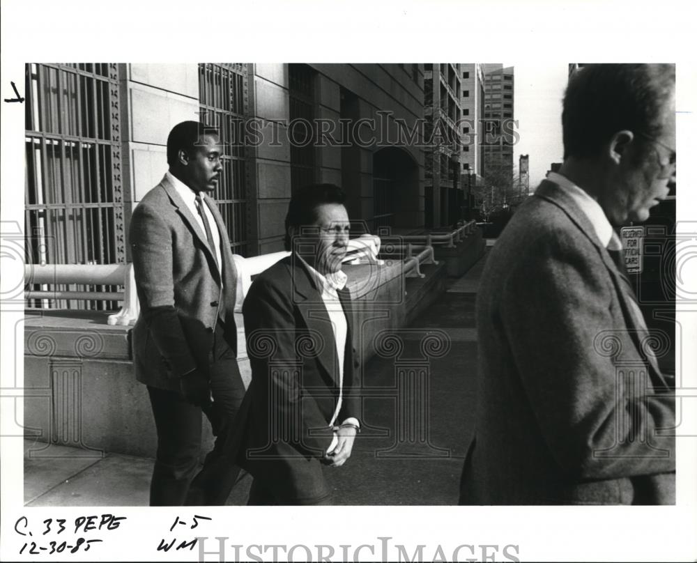 1985 Press Photo Jose C.Pepe Chavez federal fugitive escorted by U.S. Marshall - Historic Images