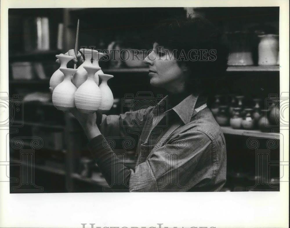 1982 Press Photo Thea Colatorti designing and manufacturing stoneware for 9 yrs. - Historic Images