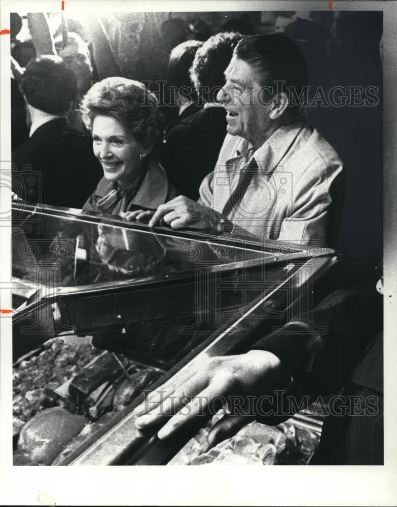 1980 Press Photo Gov Ronald & Nancy Reagan at West Side Marker - Historic Images