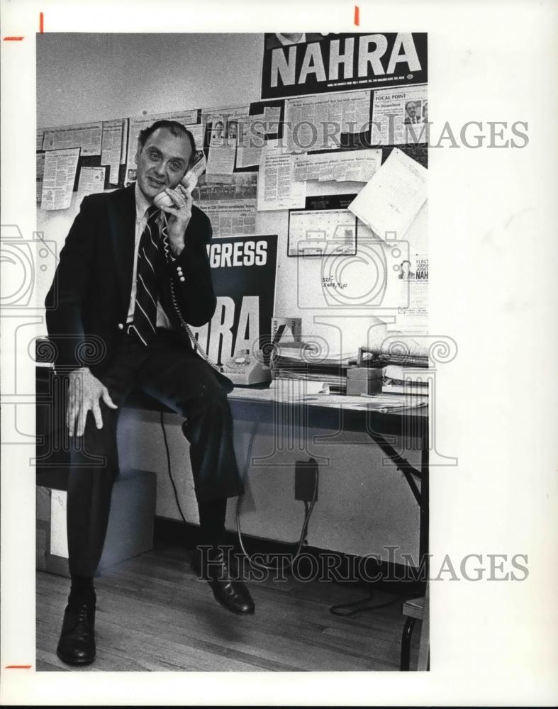 1980 Press Photo Joe Nahra takes calls from supporters - Historic Images