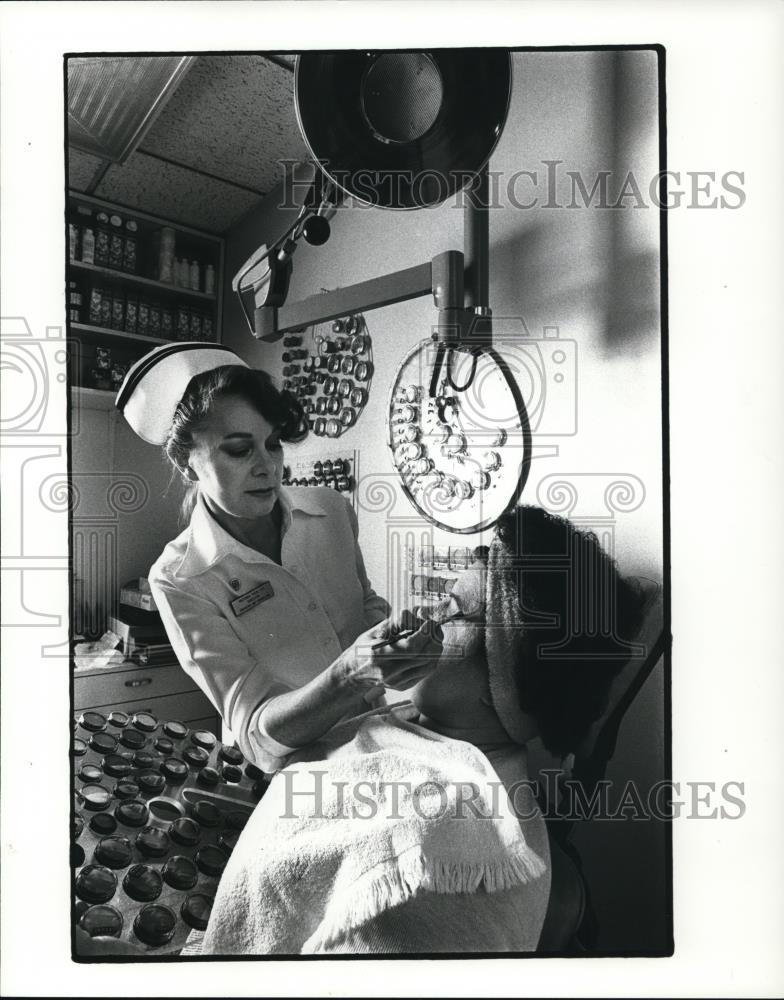1980 Press Photo Nurse Madonna Rous with a patient - Historic Images