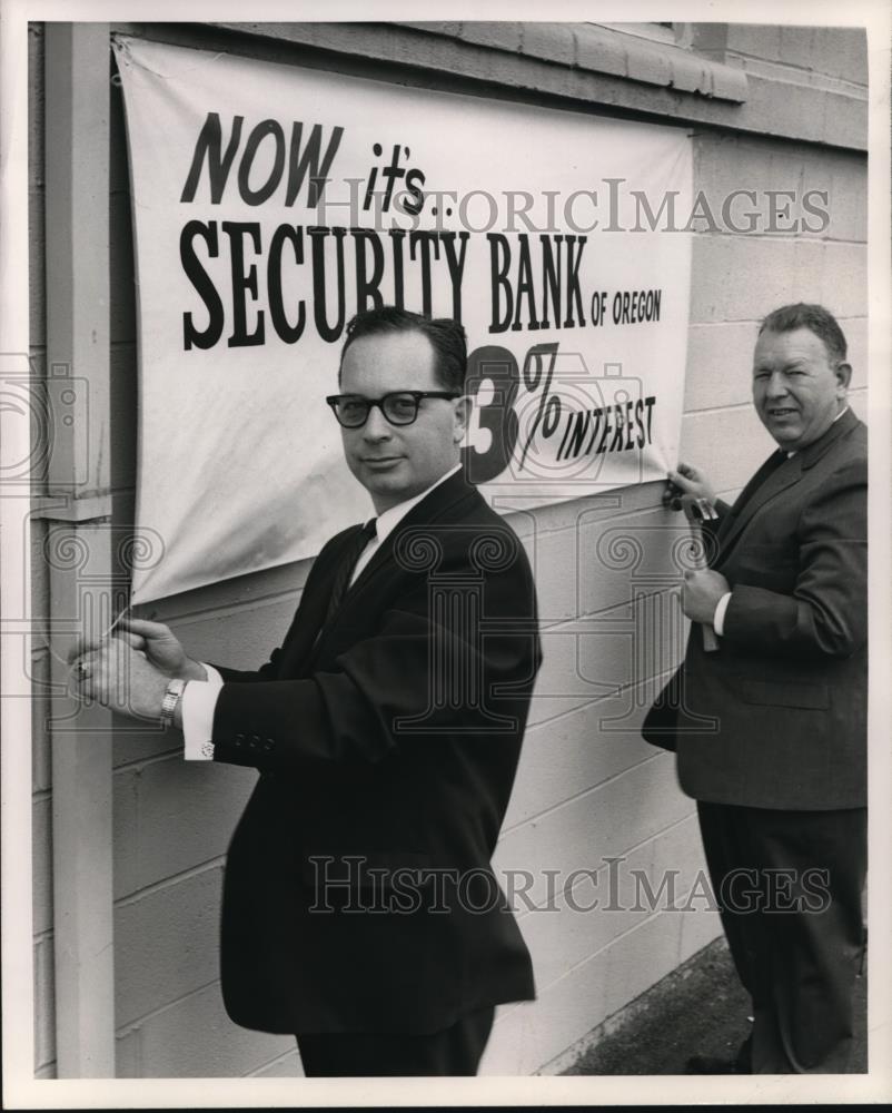 1969 Press Photo Maldwyn Evans EVP, Security Bank of Oregon &amp; Denton Garton AVP - Historic Images