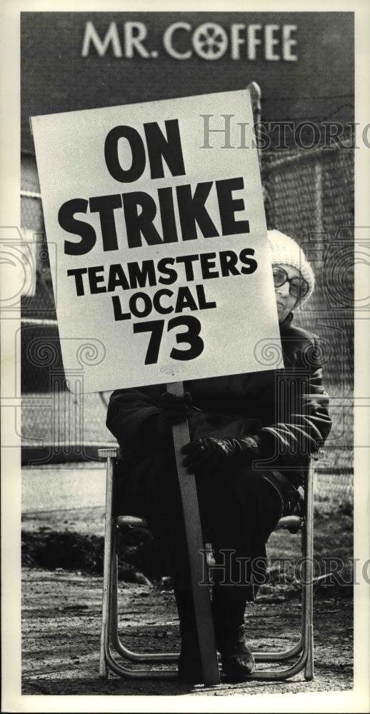 1980 Press Photo Betty Schroeder on the picket line at Mr. Coffee - Historic Images