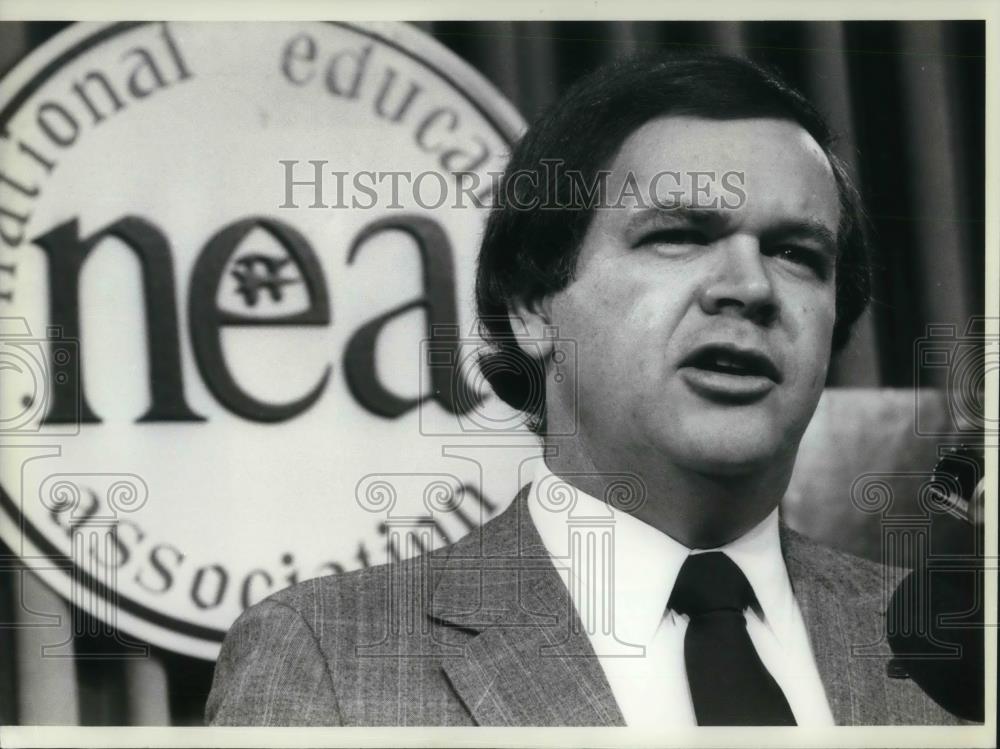 1982 Press Photo Terry Herndon in a meeting of the National Education Ass - Historic Images