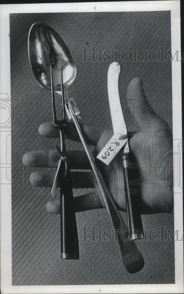 1974 Press Photo Cooks Tool easting utensils used by explorer on his treks. - Historic Images