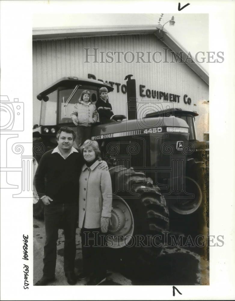 1986 Press Photo Harold Briiton Family, Judy Amy and Bryce Farm equioment - Historic Images