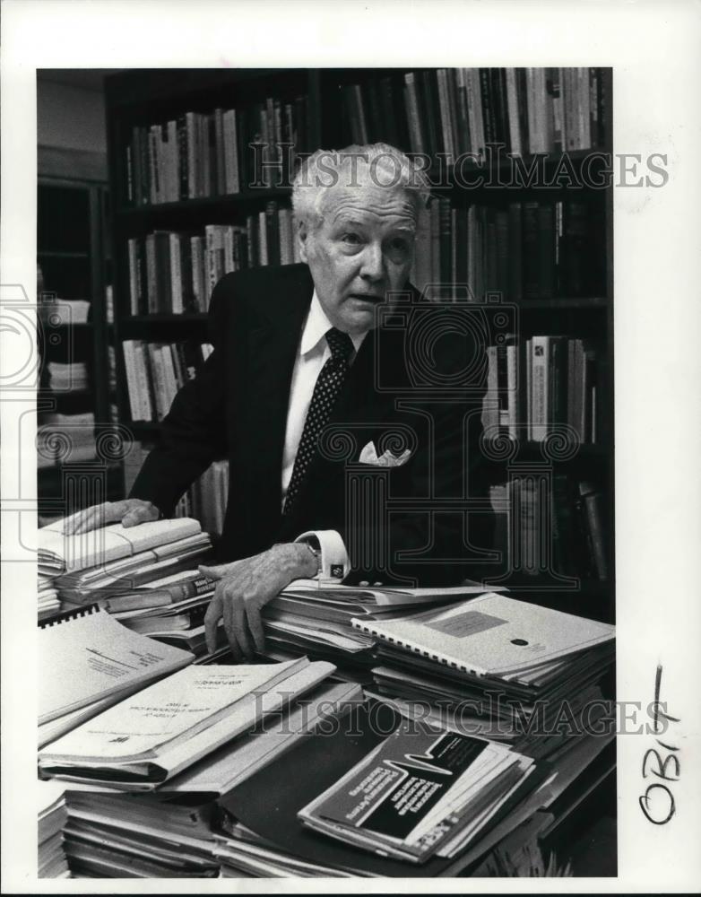 1985 Press Photo John R. Mannix, an economics consultant - Historic Images
