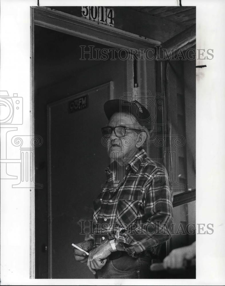 1987 Press Photo Frank Lance at the house of an arson, Chatham - Historic Images