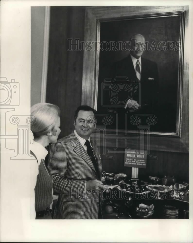1973 Press Photo Barron Hilton &amp; Wife Marilyn in Reception at Hilton Hotel - Historic Images