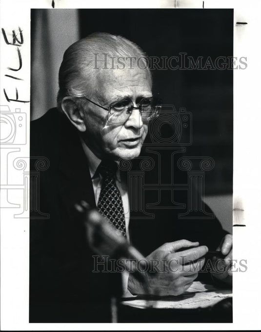 1987 Press Photo Sen. Howard Metzenbaum meeting at Judson Park on Alzheimer's - Historic Images