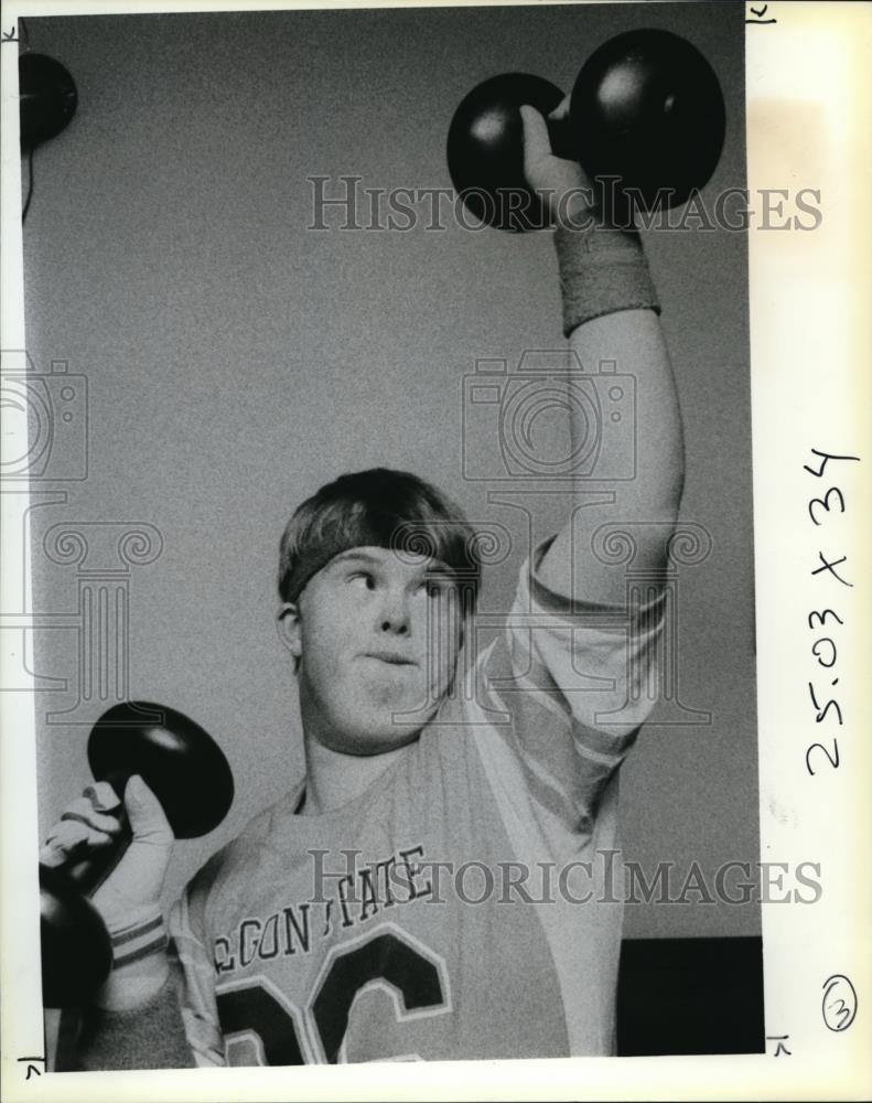1986 Press Photo Tim Frederick as he shows some weight-lifting exercises - Historic Images