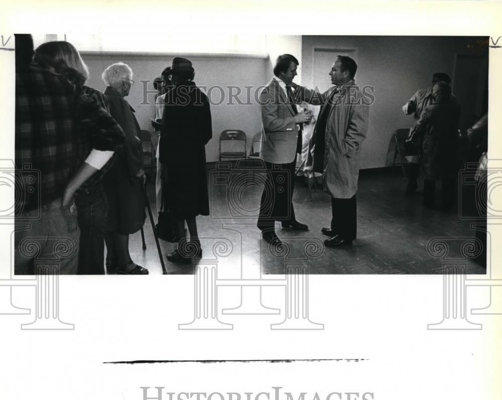 1980 Press Photo Bob Duncan talking to Rep. Jim Chrest at a party - ora31381 - Historic Images
