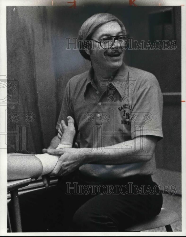 1980 Press Photo Russ Nightengale massaging a foot - Historic Images