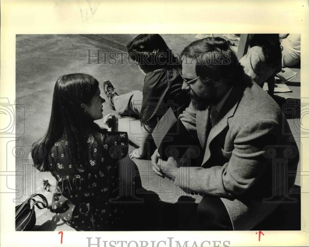 1980 Press Photo Estacada Schools Superintendent LeRoy Key Talks With Students - Historic Images