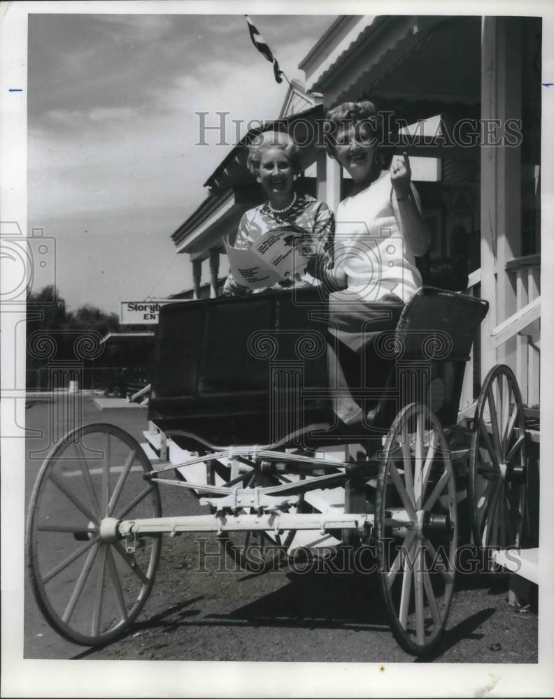 1969 Press Photo Mrs. Dean Bryson and Mrs. Glen McCarty "Paint Your Wagon" - Historic Images