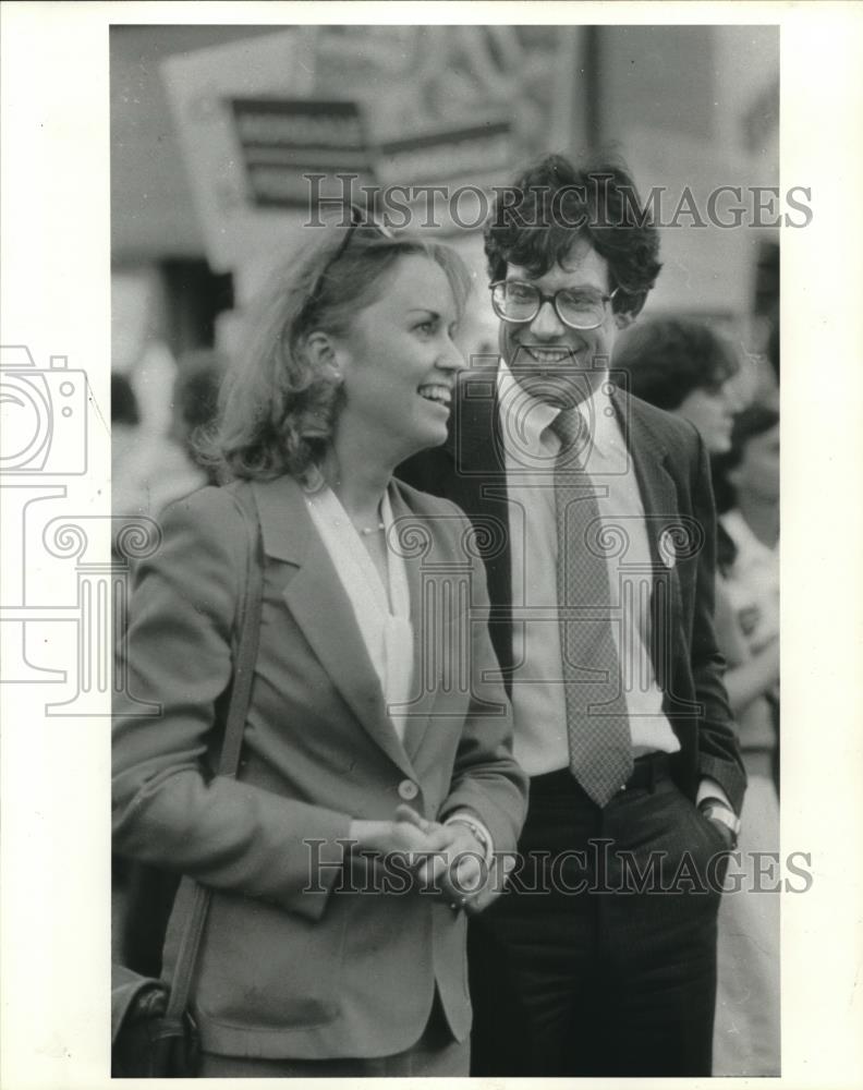 1984 Press Photo Rebecca Marshall &amp; Sam Anderson Wait For Geraldine Ferraro - Historic Images