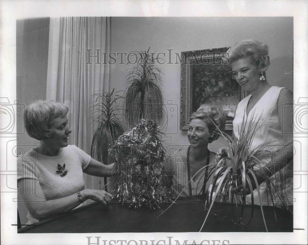 1969 Press Photo Mrs. Charles Drake Beta Sigma Phi Party Mrs. John Heselius - Historic Images