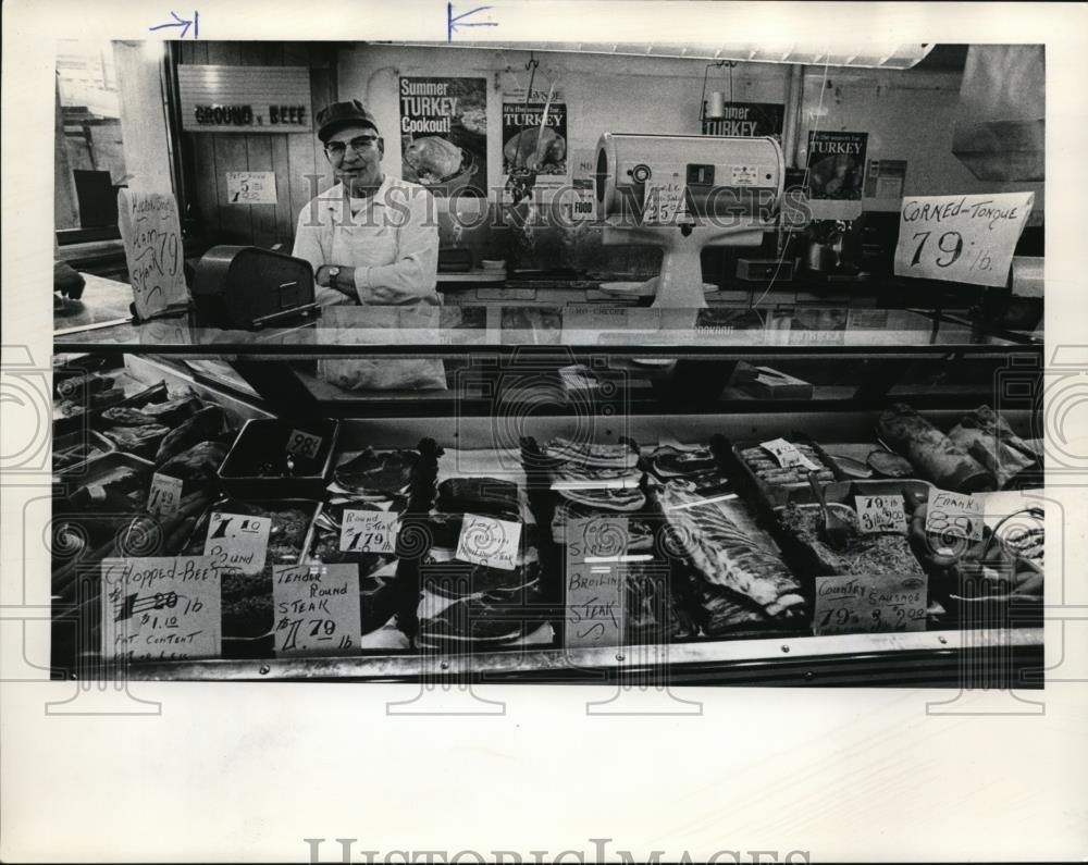1975 Press Photo Frank Frederick at Palace Public Market in SW Yamhill Street. - Historic Images