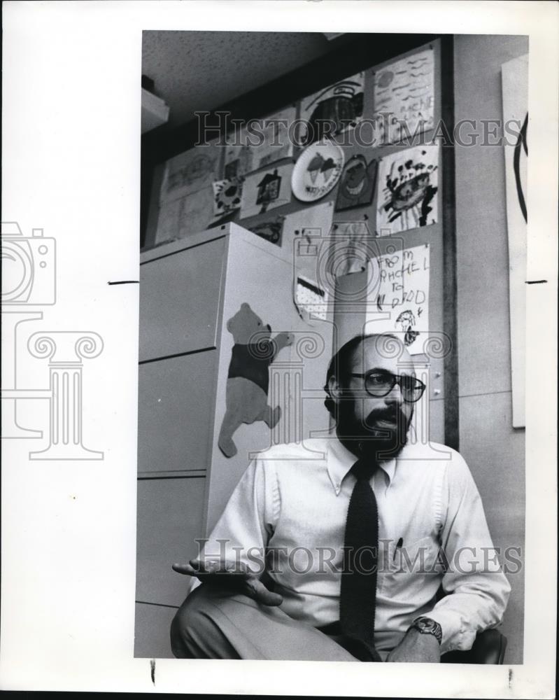 1977 Press Photo Jay Folberg Artwork By Three Children Decorates Office Wall - Historic Images