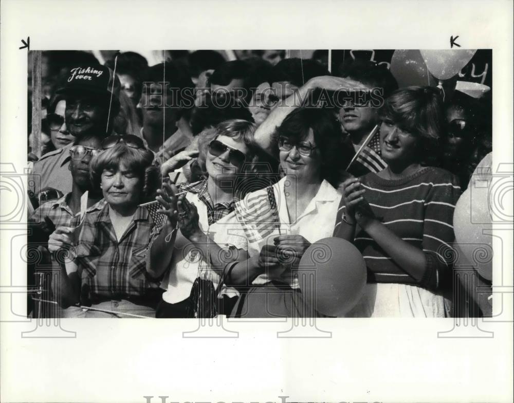 1984 Press Photo Crowd gathered at public square for Walter Mondale on his visit - Historic Images