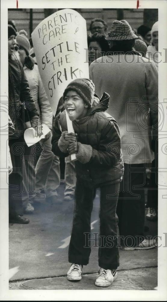 1979 Press Photo Kevin Buchanan student at protest march for teachers strike - Historic Images