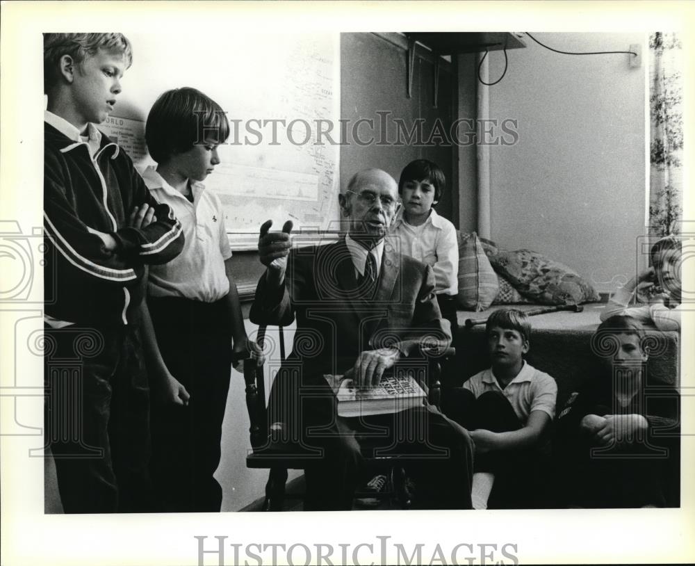1980 Press Photo Fred Wallace In Class With Students - ora35740 - Historic Images