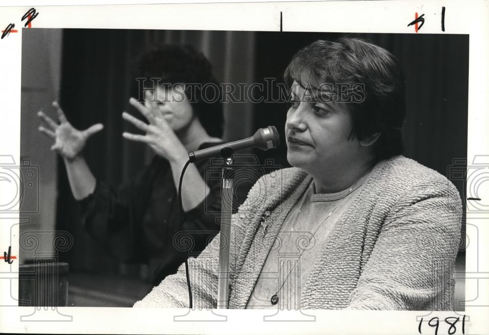 1981 Press Photo Mary Rose Oakar speaks to Town Hall Meeting - Historic Images