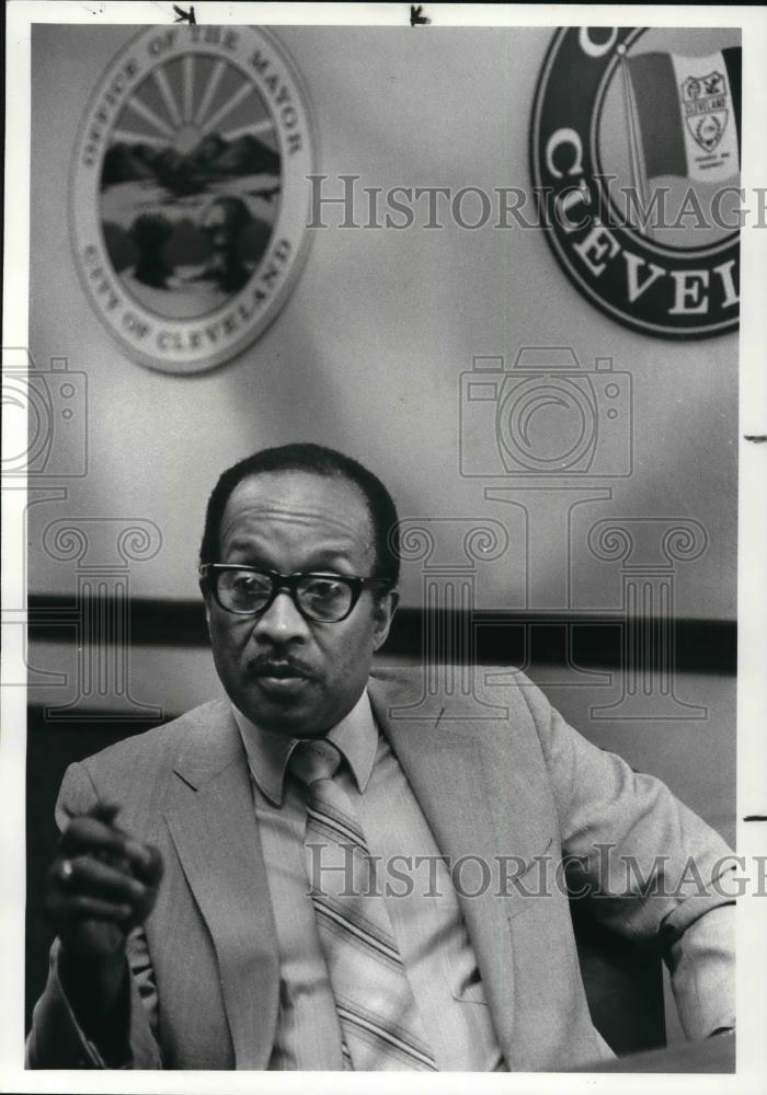 1982 Press Photo Sen Morris Jackson at Burkes office atE 169th and Miles - Historic Images